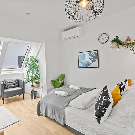 1 Min To Public Transport - 3 Min To Supermarket And Pharmacy - On-Site Parking For 19,90 Eur Wina Bagian luar foto