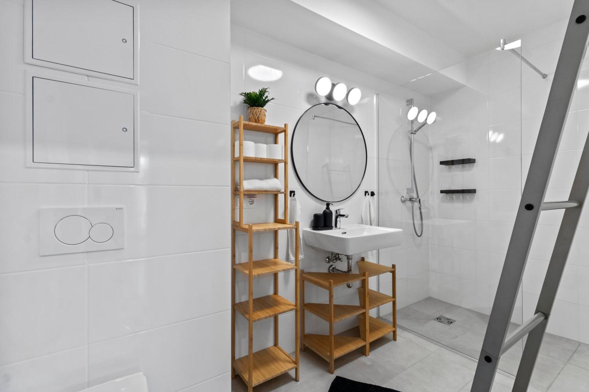 1 Min To Public Transport - 3 Min To Supermarket And Pharmacy - On-Site Parking For 19,90 Eur Wina Bagian luar foto