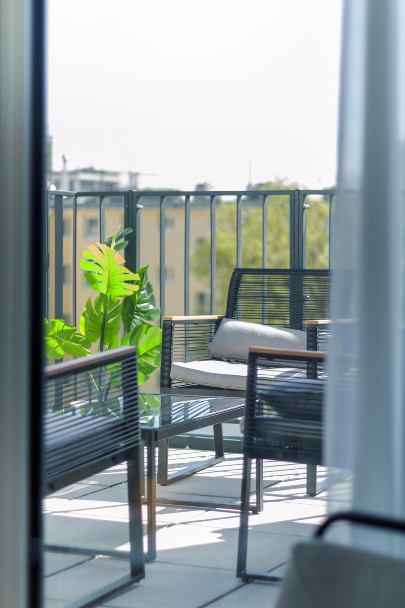 1 Min To Public Transport - 3 Min To Supermarket And Pharmacy - On-Site Parking For 19,90 Eur Wina Bagian luar foto