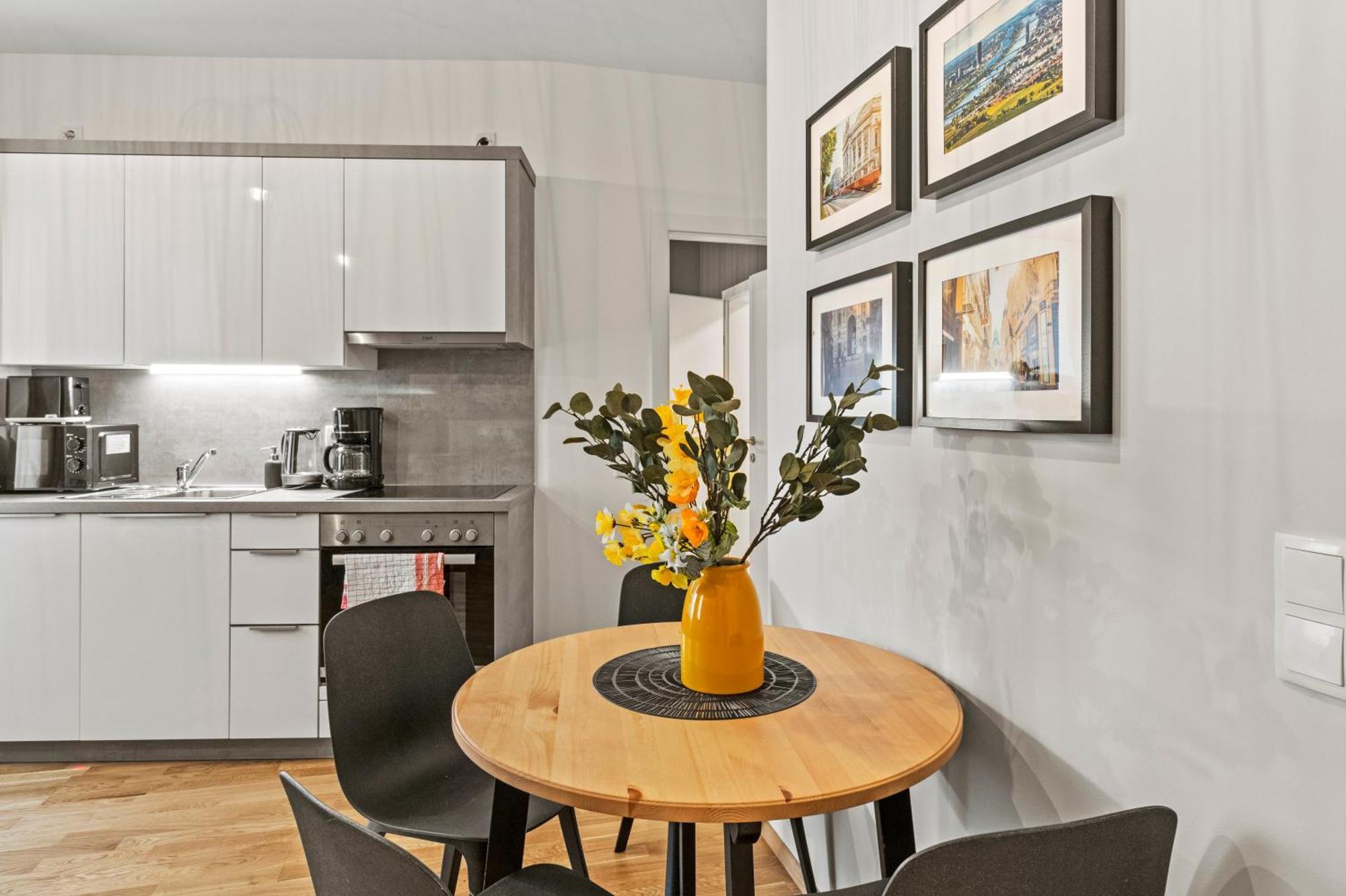 1 Min To Public Transport - 3 Min To Supermarket And Pharmacy - On-Site Parking For 19,90 Eur Wina Bagian luar foto