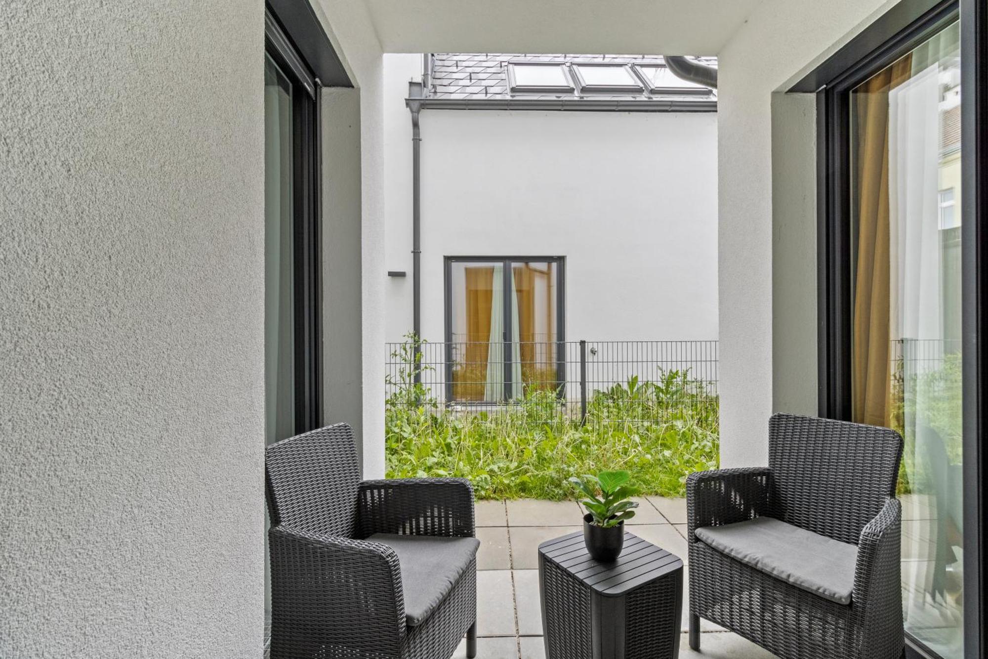 1 Min To Public Transport - 3 Min To Supermarket And Pharmacy - On-Site Parking For 19,90 Eur Wina Bagian luar foto